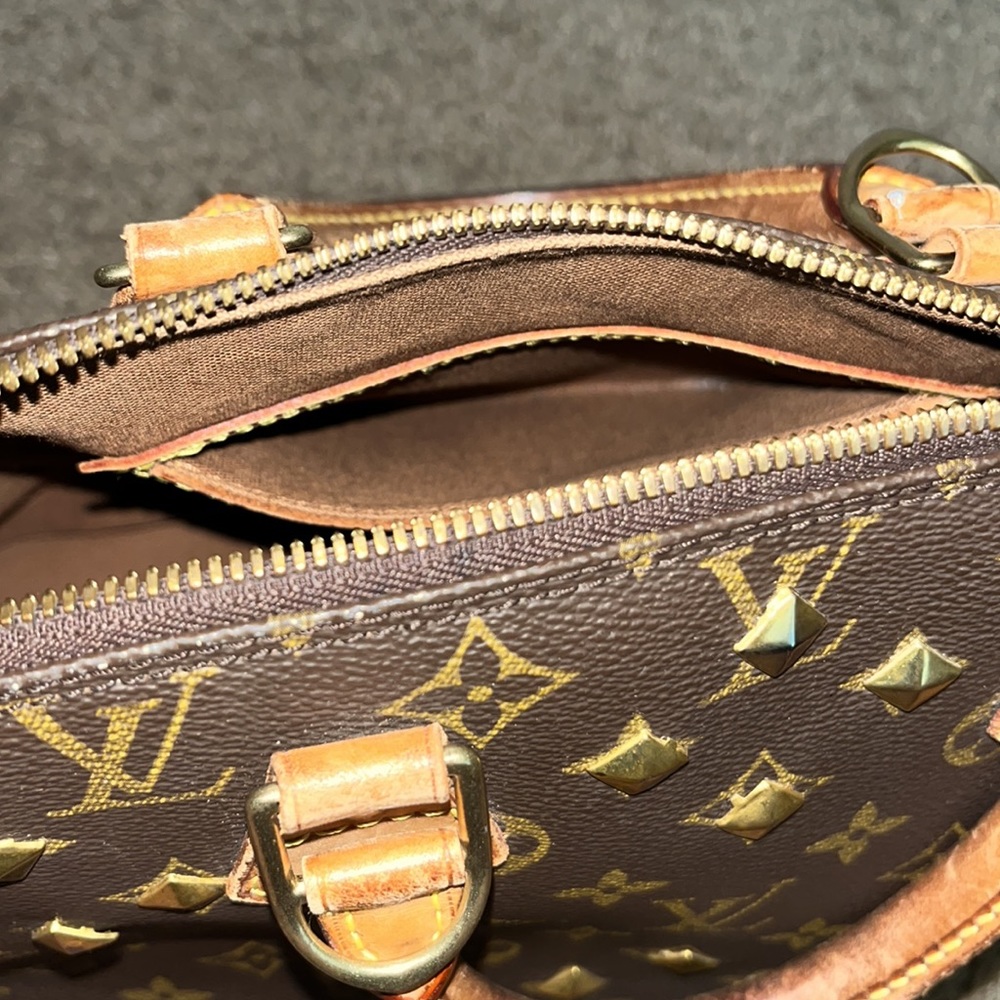 🔥🔥 Louis Vuitton Alma Purse with studded gold medal front and two zippers. - Picture 12 of 16